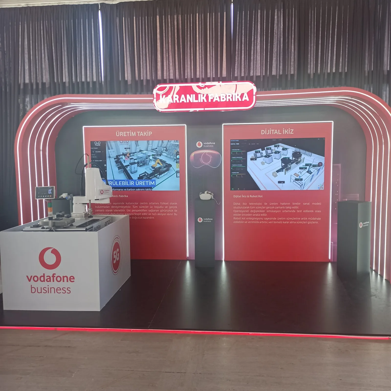 Vodafone Business “Karanlık Fabrika” standı — üretim takip ve dijital ikiz ekranları, VR gözlük ve robot kol